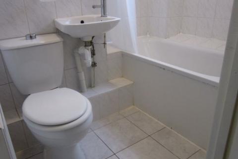 Studio to rent, Hammersmith Road, London, W14 0QH