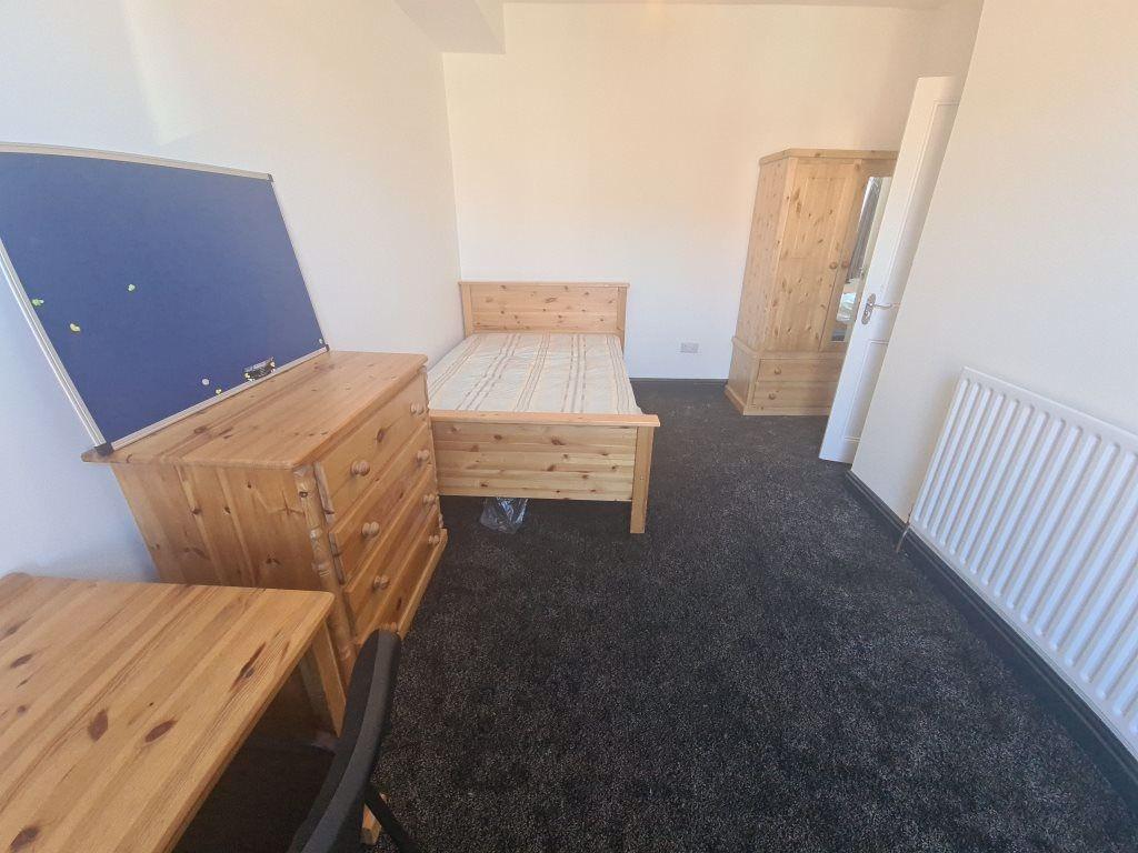 A well-maintained double bedroom featuring a co...