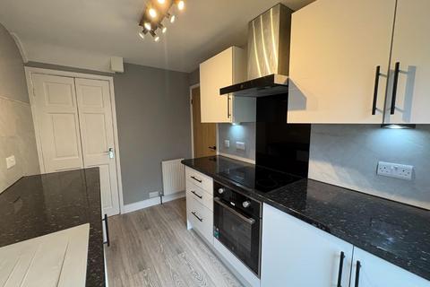 3 bedroom detached house to rent, Rutland Road, Huddersfield HD3