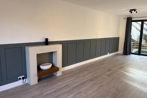 3 bedroom detached house to rent, Rutland Road, Huddersfield HD3
