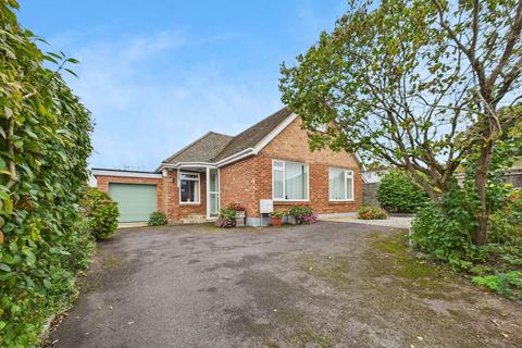 5 bedroom detached bungalow for sale, Fairlawn Road, Tadley, RG26