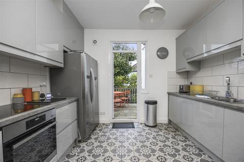 5 bedroom end of terrace house to rent, Bentham Road, Brighton