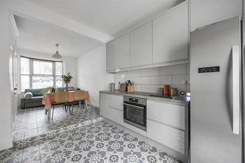 5 bedroom end of terrace house to rent, Bentham Road, Brighton