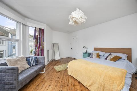 5 bedroom end of terrace house to rent, Bentham Road, Brighton