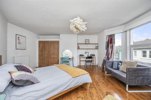 5 bedroom end of terrace house to rent, Bentham Road, Brighton