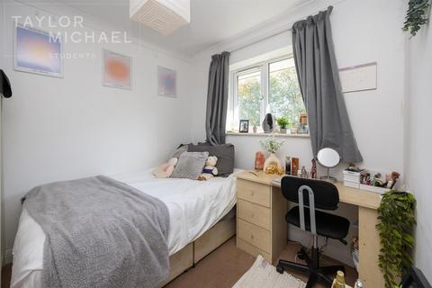 6 bedroom semi-detached house to rent, Crespin Way, Brighton