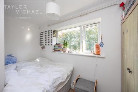 6 bedroom semi-detached house to rent, Crespin Way, Brighton