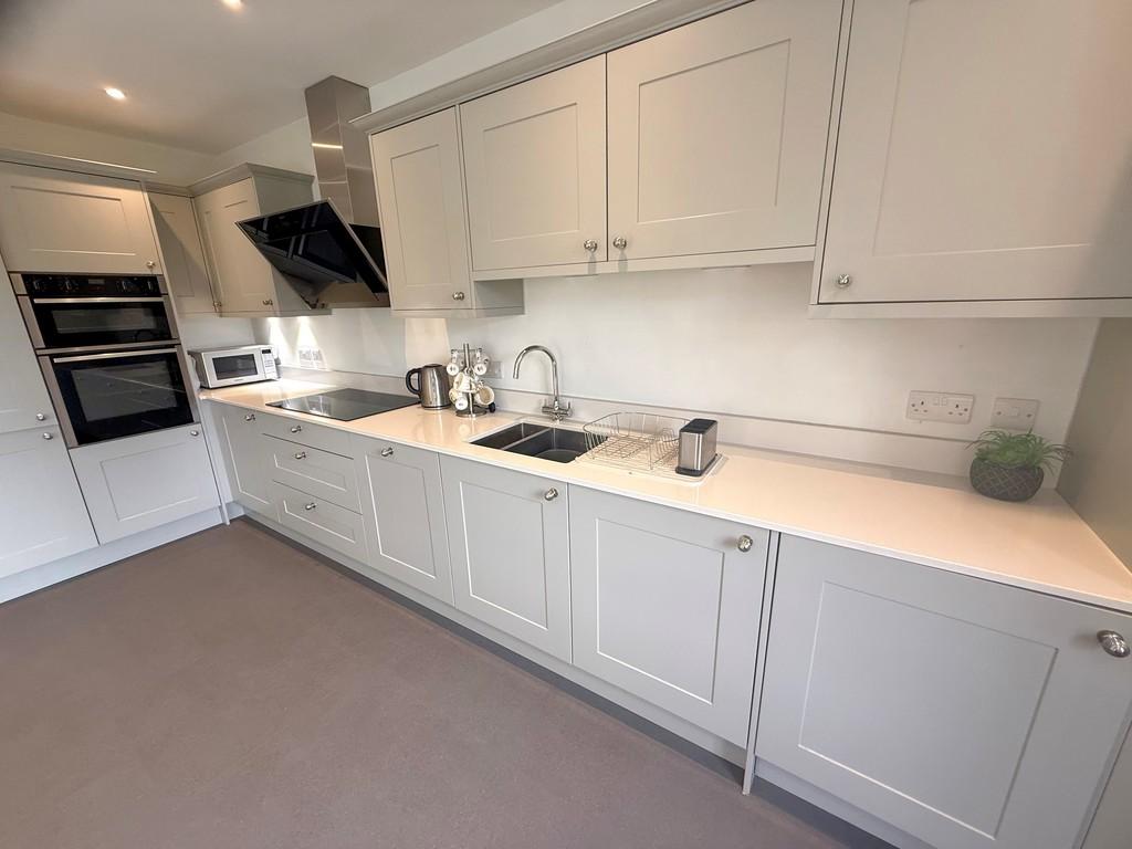 2 Harwood Apartments Kitchen