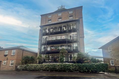 Studio to rent, The Maltings, Staines TW18