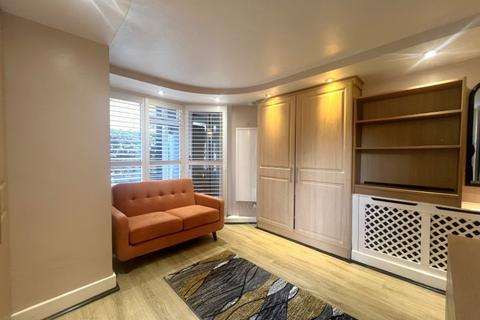 Studio to rent, The Maltings, Staines TW18