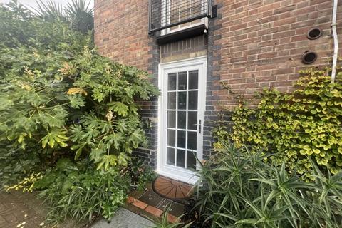 Studio to rent, The Maltings, Staines TW18