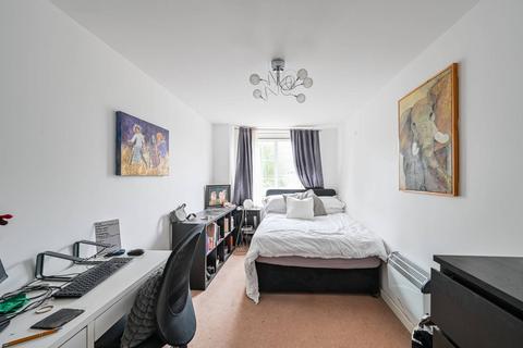 2 bedroom flat to rent, 47 Cherrywood Close, London E3