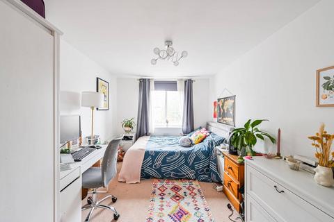 2 bedroom flat to rent, 47 Cherrywood Close, London E3