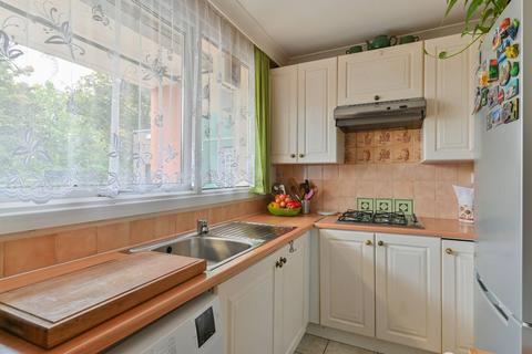 1 bedroom maisonette for sale, Frensham Court, Phipps Bridge Road, Mitcham, CR4