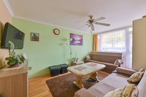 1 bedroom maisonette for sale, Frensham Court, Phipps Bridge Road, Mitcham, CR4