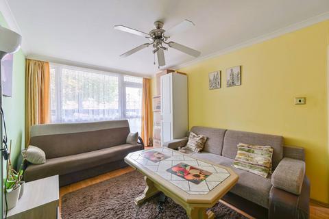 1 bedroom maisonette for sale, Frensham Court, Phipps Bridge Road, Mitcham, CR4