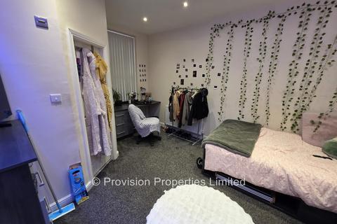 4 bedroom flat to rent, Victoria Road, Hyde Park LS6