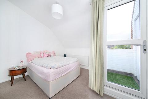 2 bedroom maisonette for sale, Sunbury Lane, London