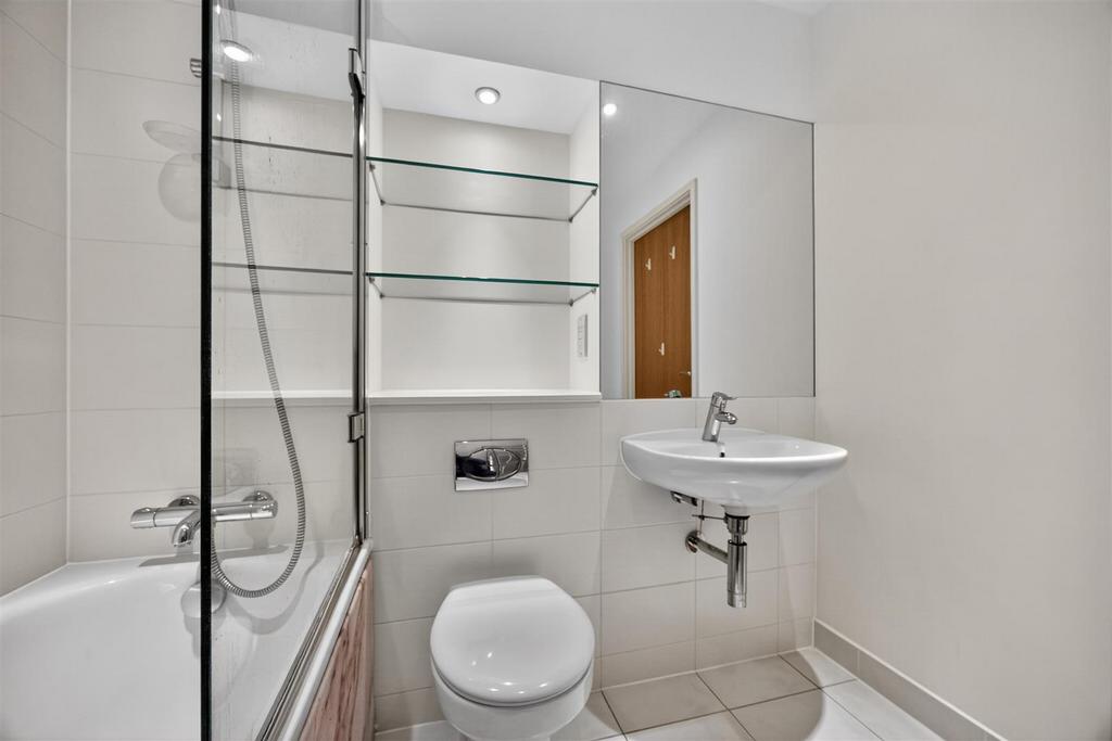 Main Bathroom.jpg