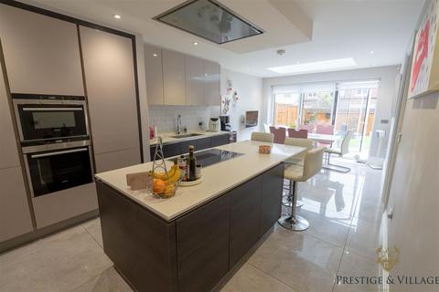 5 bedroom detached house for sale, Red Road,, Borehamwood