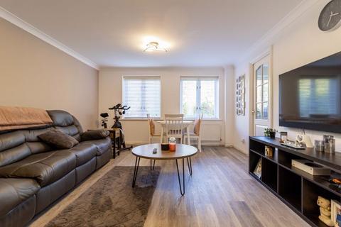 17 Drew Place, Caterham, CR3 5FE