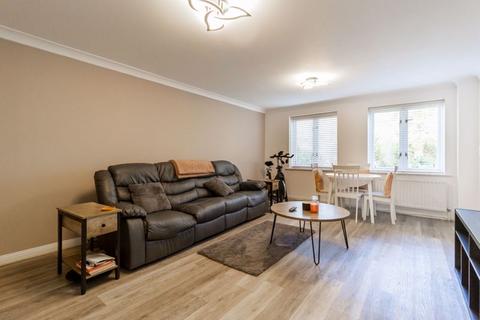17 Drew Place, Caterham, CR3 5FE