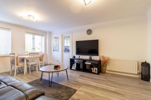 17 Drew Place, Caterham, CR3 5FE
