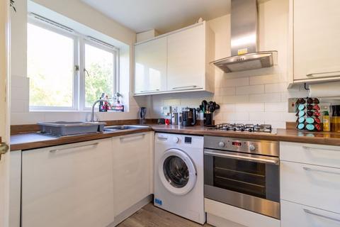 17 Drew Place, Caterham, CR3 5FE