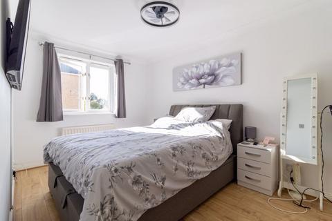 17 Drew Place, Caterham, CR3 5FE