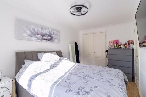17 Drew Place, Caterham, CR3 5FE