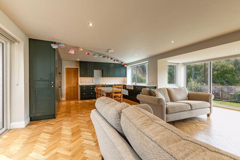 Sitting Area to...
