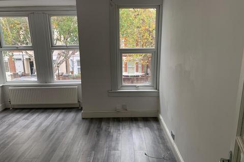 2 bedroom flat to rent, Waverley Road, London E17