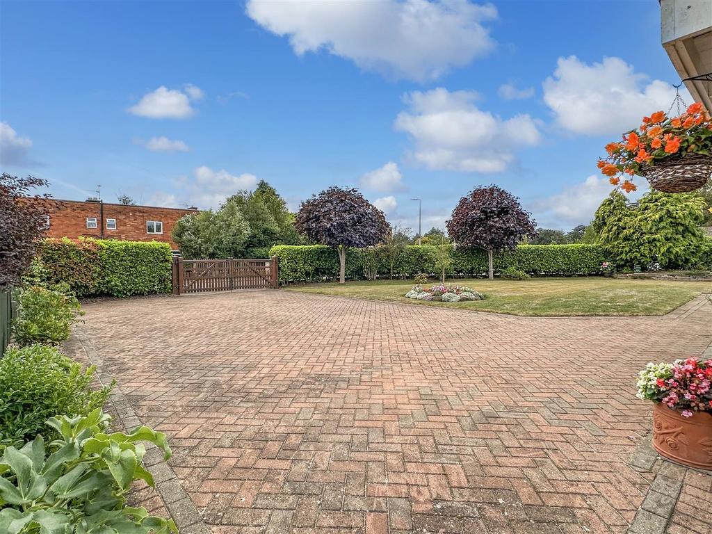 Gated Block Paved Driveway 880