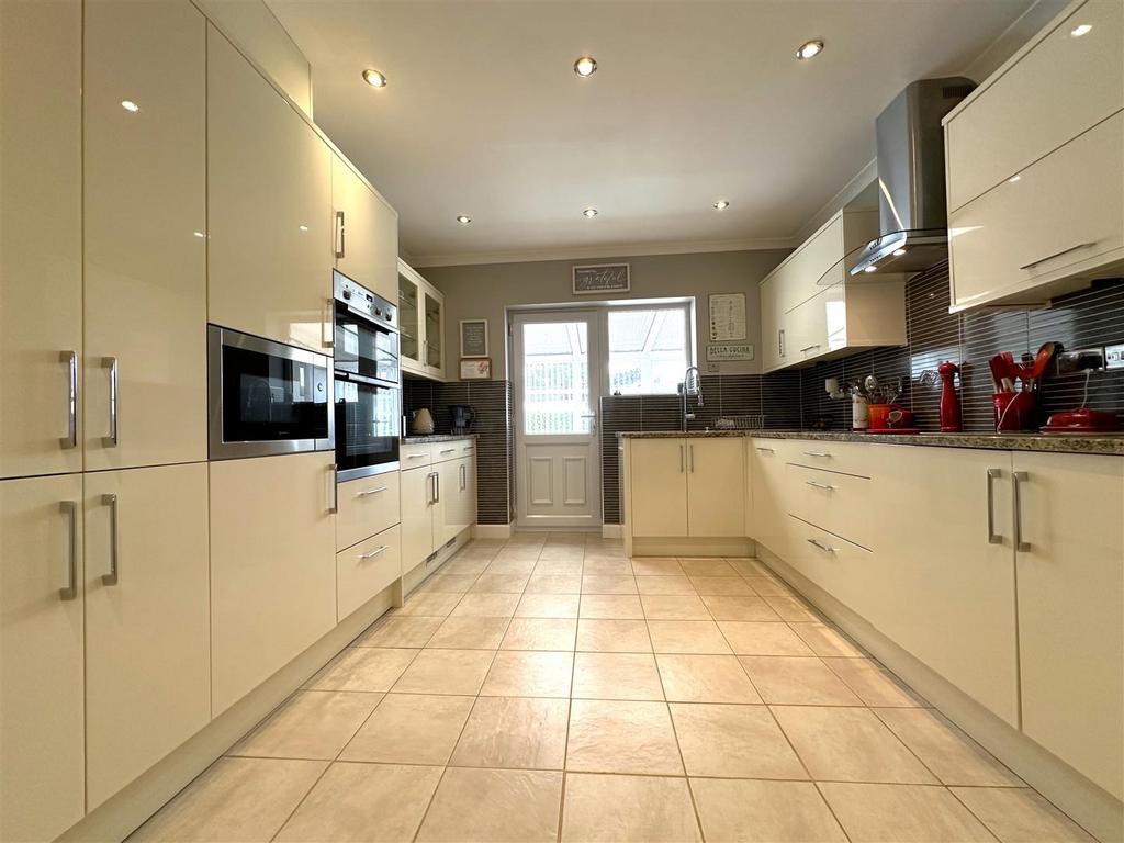 Stunning Modern Kitchen 851