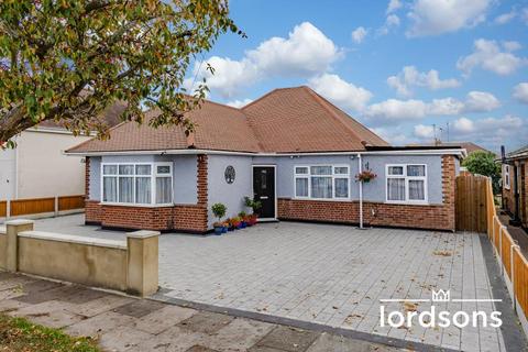 3 bedroom detached bungalow for sale, North Crescent, Southend on sea, Essex, SS2 6TJ