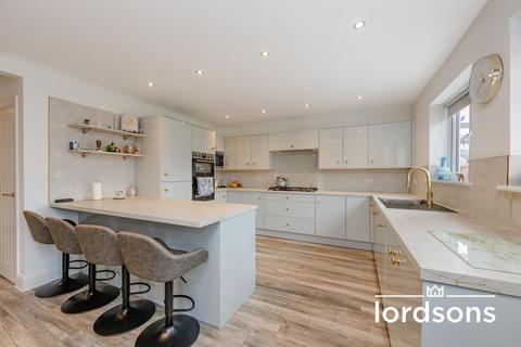 3 bedroom detached bungalow for sale, North Crescent, Southend on sea, Essex, SS2 6TJ
