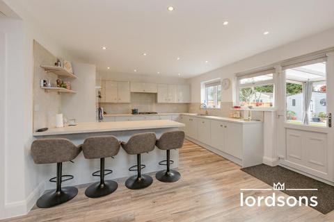 3 bedroom detached bungalow for sale, North Crescent, Southend on sea, Essex, SS2 6TJ