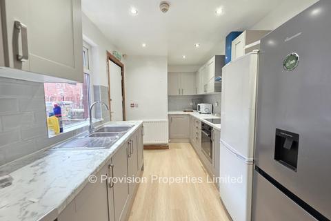 7 bedroom terraced house to rent, Manor Drive, Hyde Park LS6