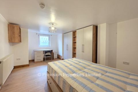 7 bedroom terraced house to rent, Manor Drive, Hyde Park LS6