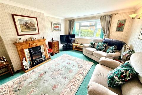 3 bedroom semi-detached house for sale, Salvington Close, Worthing, West Sussex, BN13 2JT