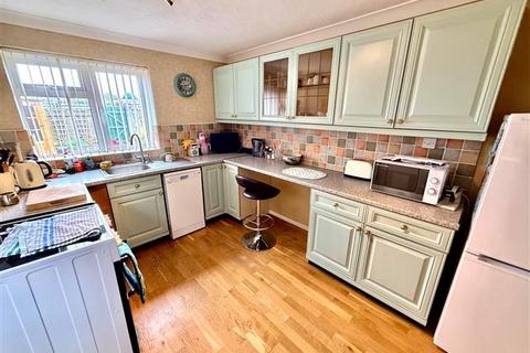 3 bedroom semi-detached house for sale, Salvington Close, Worthing, West Sussex, BN13 2JT