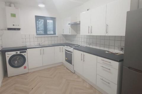3 bedroom maisonette to rent, Morden Court, Morden