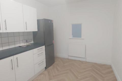 3 bedroom maisonette to rent, Morden Court, Morden