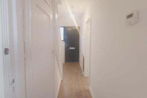 3 bedroom maisonette to rent, Morden Court, Morden