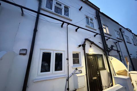 3 bedroom maisonette to rent, Morden Court, Morden