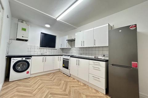 3 bedroom maisonette to rent, Morden Court, Morden