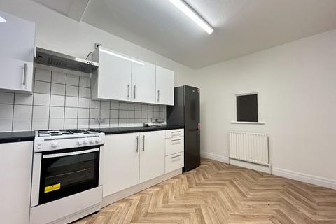 3 bedroom maisonette to rent, Morden Court, Morden
