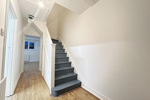 3 bedroom maisonette to rent, Morden Court, Morden