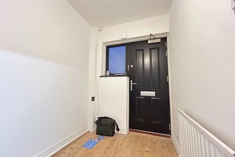 3 bedroom maisonette to rent, Morden Court, Morden