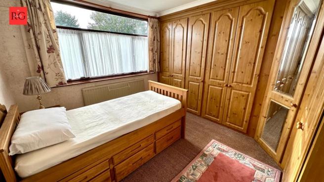 A cozy single bedroom with a single bed and a s...